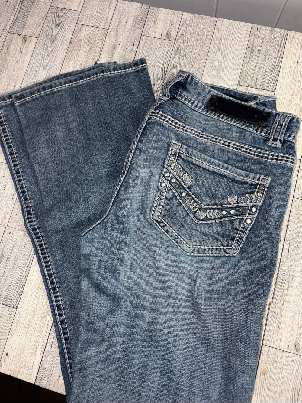 Women’s Embroidered Back-Pocket Blue Jeans